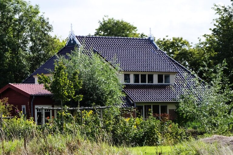 Te koop aangeboden: De helft van gemoderniseerde woonboerderij