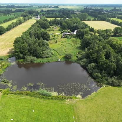 Te koop aangeboden: De helft van gemoderniseerde woonboerderij in community Land van Een